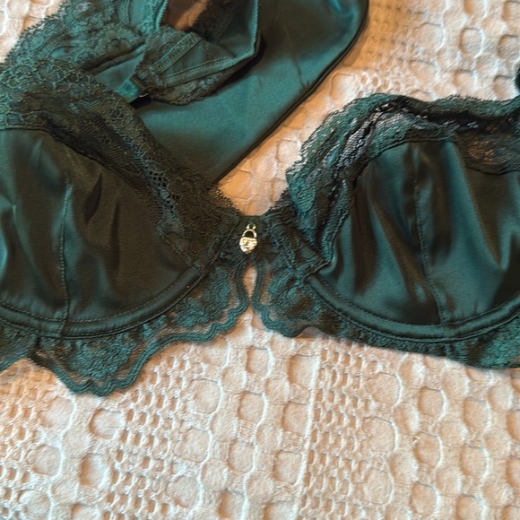 Kat the label x Hanna Schonberg underwire bra in forest green - Picture 5 of 5